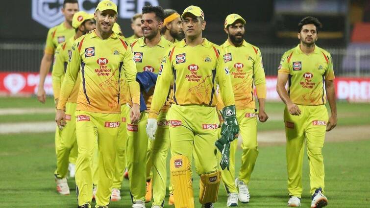 IPL 2021: MS Dhoni, Suresh Raina and Other Chennai Super Kings Stars Leave for Dubai IPL 2021: UAE బయల్దేరిన ధోనీ సేన... మొదలైన IPL సందడి... చెన్నై సూపర్ కింగ్స్ ఫొటోలు వైరల్