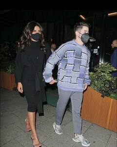 हाथों में हाथ डाले लंदन की सड़कों पर घूमते दिखे Priyanka Chopra और Nick Jonas, साथ में बिता रहे क्वालिटी टाइम