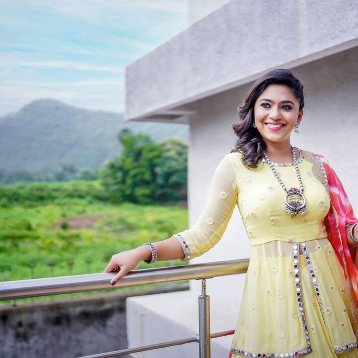 सोशल मीडियावर सक्रिय राहत ती नेहमी तिचे स्टायलिश आणि लेटेस्ट फोटो चाहत्यांसोबत शेअर करत असते.चाहतेही मृणमयीच्या फोटोवर फिदा होत असतात.(photo courtesy : @mrunmayeedeshpande instagram)