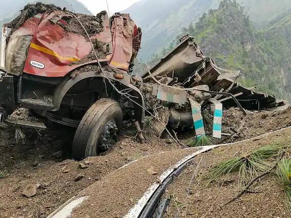 বুধবার দুপুর পৌনে ১টা নাগাদ কিন্নরের নিগুলসারিতে চৌরা গ্রামের কাছে ৫ নম্বর জাতীয় সড়কে ধস নামে। পাথরের চাঁই গড়িয়ে নেমে এসে পড়ে হাইওয়ে দিয়ে যাওয়া বাস ও গাড়ির ওপর।
