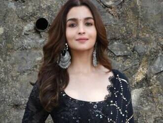 ডিম্পলের জন্য আরও গ্ল্যামার বেড়েছে আলিয়ারও। হাসির সময় মুখে এই ডিম্পল দেখা যায় তাঁর মুখে।