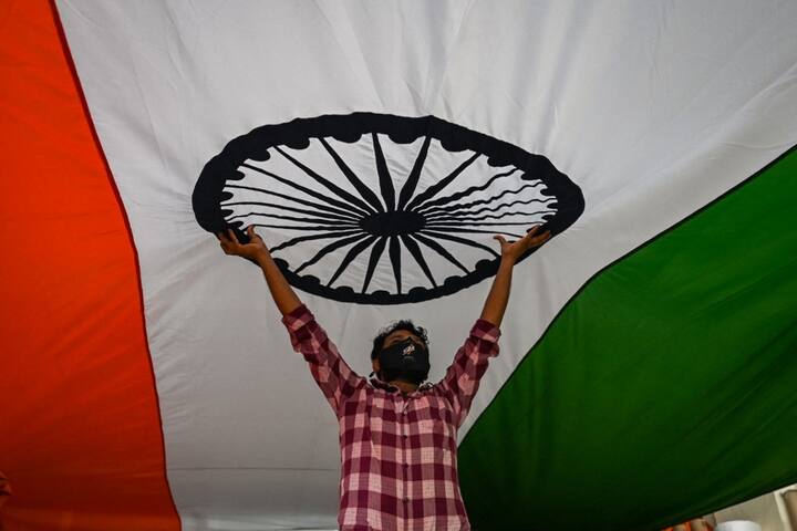 Independence Day 2021: The national flag of India is ready in just two minutes ANN Independence Day 2021: सिर्फ दो मिनट में बनकर तैयार होता है भारत का राष्ट्रीय ध्वज ‘तिरंगा’
