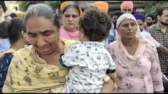 ਰੋਡ ਕਿਨਾਰੇ ਸਟਾਰਟ ਖੜੀ ਕਾਰ ਲੈਕੇ ਵਿਅਕਤੀ ਫਰਾਰ, ਬੱਚੇ ਤੇ ਔਰਤ ਨੂੰ ਧੱਕਾ ਦੇਕੇ ਉਤਾਰਿਆ