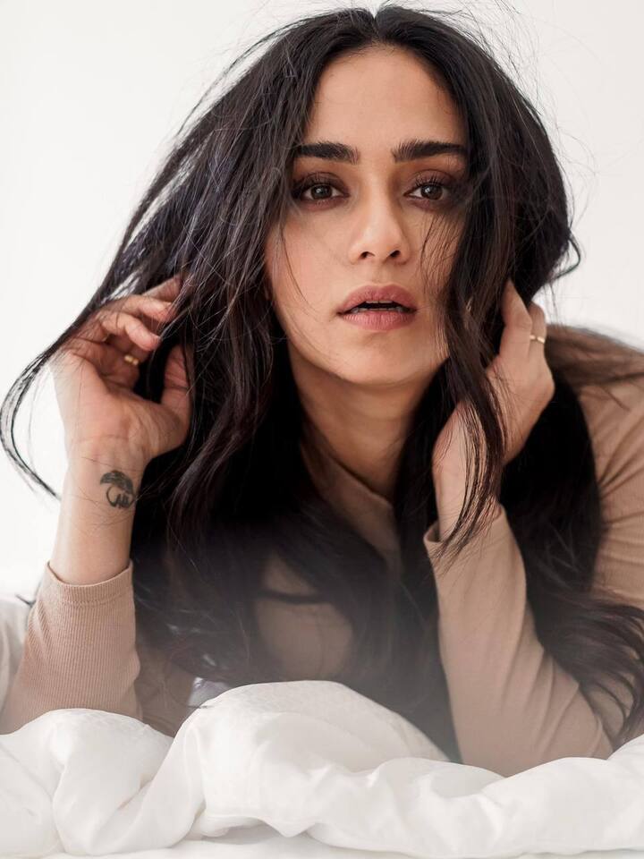 आपल्या या नवीन उपक्रमाबद्दल अमृता खानविलकर म्हणते, ''खरं सांगायचे तर 'अमृतकला'ला मिळालेल्या चाहत्यांच्या प्रतिसादानंतरच स्वतःचे युट्यूब चॅनेल सुरु कारण्यासाठी अधिक प्रेरित झाले.(photo courtesy : @amrutakhanvilkar  instagram)