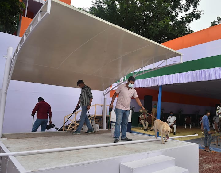 ৭৫ তম স্বাধীনতা দিবসের আগে কলকাতা সহ বিভিন্ন জেলায় কড়া নিরাপত্তা। স্টেশন চত্বর থেকে জনবহুল এলাকাগুলিতে স্নিফার ডগ দিয়ে চলছে নাকা তল্লাশি।