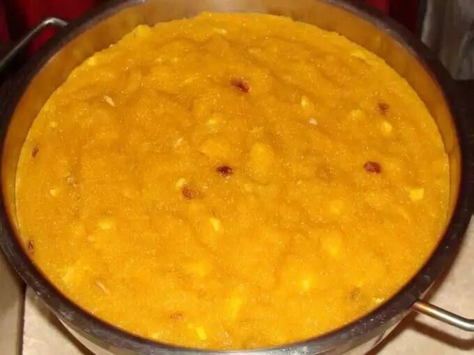 દાળની ખીચડી: દાળની ખીચડી હાર્ટ પેશન્ટ અને ડાયાબિટીશના દર્દી માટે હિતકારી છે. જેમાં ફાઇબર ભરૂપુર માત્રામાં હોય છે. તે પ્રોટીનથી પણ ભરપુર હોય છે. જે વજન ઉતારવામાં કારગર છે.