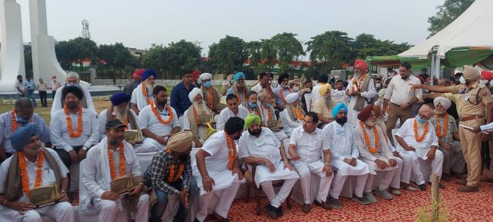 ਨਵੇਂ ਉਦਘਾਟਨੀ ਸਮਾਰਕ ਵਿੱਚ ਪੰਜ ਚਿੱਟੇ ਪੱਥਰ ਦੇ ਥੰਮ੍ਹ ਸ਼ਾਮਲ ਹਨ ਜੋ ਉੱਪਰ ਵੱਲ ਵੱਧ ਰਹੇ ਹਨ ਅਤੇ ਸ਼ਹੀਦਾਂ ਦੀ ਆਕਾਸ਼ ਵੱਲ ਵਧਣ ਦੀ ਭਾਵਨਾ ਦਾ ਪ੍ਰਤੀਕ ਹਨ। ਪੰਜ ਥੰਮ੍ਹਾਂ ਦੀਆਂ ਵੱਖੋ ਵੱਖਰੀਆਂ ਉਚਾਈਆਂ ਸ਼ਹੀਦਾਂ ਦੇ ਉਮਰ ਸਮੂਹਾਂ-ਬੱਚਿਆਂ, ਕਿਸ਼ੋਰਾਂ, ਨੌਜਵਾਨਾਂ, ਮੱਧ-ਉਮਰ ਅਤੇ ਬਜ਼ੁਰਗਾਂ ਦੇ ਅਨੁਕੂਲ ਹਨ।