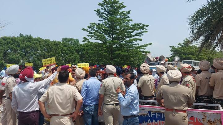 ਨਵਜੋਤ ਸਿੱਧੂ ਦੇ ਘਰ ਦੇ ਬਾਹਰ ਦੋ ਸਮੂਹਾਂ ਵਲੋਂ ਧਰਨਾ ਕੀਤਾ ਜਾ ਰਿਹਾ ਹੈ।