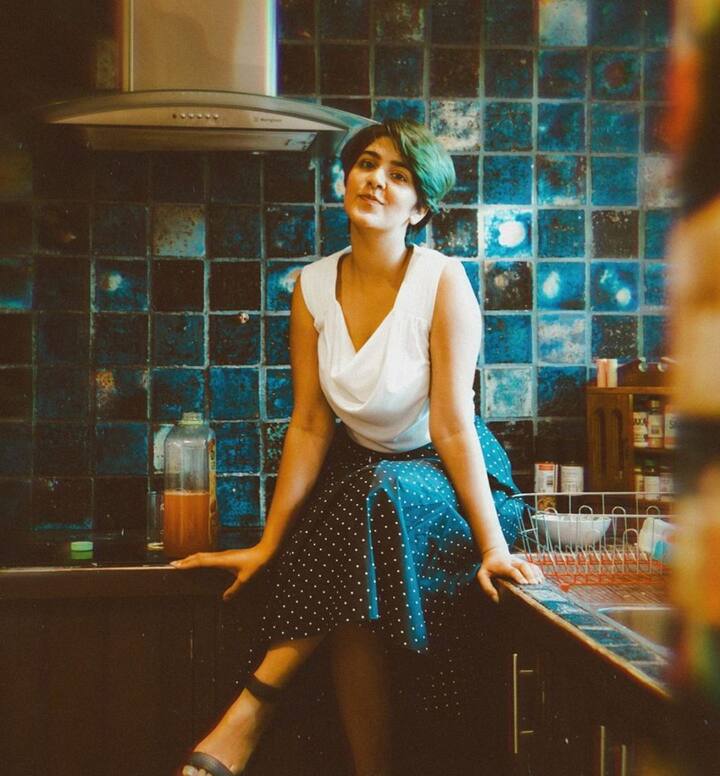 मूस जटाना - सोशल मीडिया से फेमस हुई मूस जट्टाना उर्फ मुस्कान को शो में बने रहने के लिए हर हफ्ते 1.5 लाख रुपये की फीस दी जा रही है.