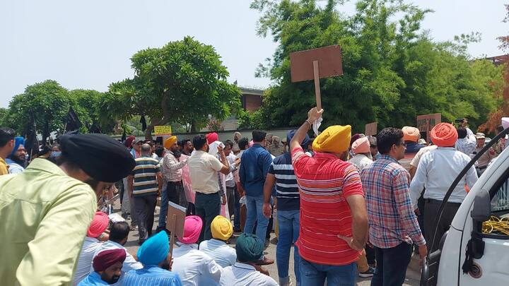 ਦੂਜਾ ਧਰਨਾ ਮੁਲਾਜਮ ਜਥੇਬੰਦੀਆ ਵੱਲੋ ਪੁਰਾਣੀ ਪੈਨਸ਼ਨ ਬਹਾਲੀ ਲਈ ਦਿੱਤਾ ਜਾ ਰਿਹਾ ਹੈ।