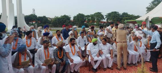 ਕੈਪਟਨ-ਸਿੱਧੂ 'ਚ ਹਾਲੇ ਵੀ ਸਭ ਕੁਝ ਠੀਕ ਨਹੀਂ? ਕੈਪਟਨ ਦੀ ਅੰਮ੍ਰਿਤਸਰ ਫੇਰੀ ਦੌਰਾਨ ਗੈਰ ਹਾਜ਼ਰ ਕਾਂਗਰਸੀ ਪ੍ਰਧਾਨ ਕੈਪਟਨ-ਸਿੱਧੂ 'ਚ ਹਾਲੇ ਵੀ ਸਭ ਕੁਝ ਠੀਕ ਨਹੀਂ? ਕੈਪਟਨ ਦੀ ਅੰਮ੍ਰਿਤਸਰ ਫੇਰੀ ਦੌਰਾਨ ਗੈਰ ਹਾਜ਼ਰ ਕਾਂਗਰਸੀ ਪ੍ਰਧਾਨ