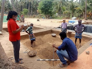 கீழடி அகழ் வைப்பகம் கட்டும் பணிகள் டிசம்பருக்குள் முடிவடையும் மாவட்ட  ஆட்சியர் தகவல் !
