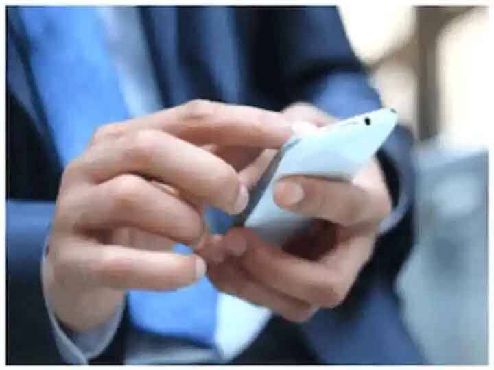 Whatever be the smartphone if you do these mistakes then there may be a problem in the phone Smartphone Safety Tips: स्मार्टफोन के साथ अगर आप करते हैं ये गलतियां, तो फोन हो सकता है खराब