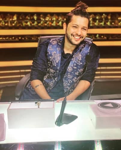 निशांत भट्ट - डांस दीवाने 3 और कई फिल्मों में कोरियोग्राफी कर चुके निशांत भट्ट को मेकर्स हर हफ्ते 1.2 लाख रुपये की फीस दे रहे हैं.