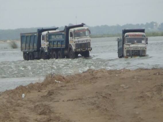 Lorries Stuck Flood Water: కృష్ణా నది వరదలో చిక్కుకున్న 150 లారీలు... సమాచారం ఇవ్వలేదని డ్రైవర్లు ఆగ్రహం