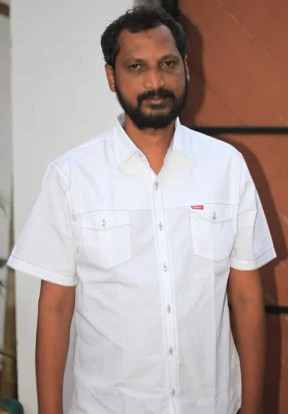 புறாக்கள் வளர்க்கும் எதிர்வீட்டுக்காரன் எங்களிடமிருந்து பறிக்கிறான் பூனை வளர்க்கும் சுதந்திரம்