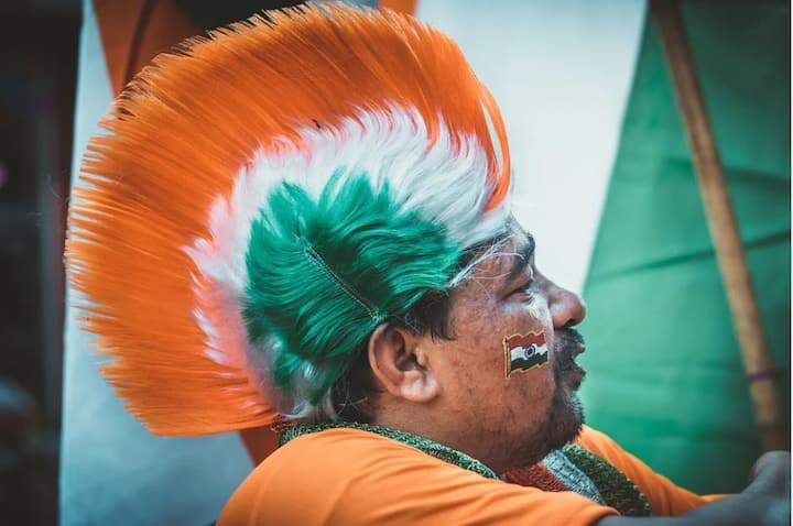 স্বাধীনতার ৭৪ বছর পূর্তিতে ‘আজাদি কা অমৃত মহোৎসব’ হিসেবে পালন করছে। এ বছরের মার্চে গুজরাতের আমদাবাদের সবরমতী আশ্রম থেকে এই মহোৎসবের সূচনা করেন। ২০২৩-এর ১৫ অগাস্ট পর্যন্ত চলবে এই মহোৎসব। রবিবার ভোর ৬.২০ মিনিট থেকে লালকেল্লায় আনুষ্ঠানিকভাবে শুরু হবে স্বাধীনতা দিবসের অনুষ্ঠান। প্রথমে এনসিসি ক্যাডেটরা লালকেল্লায় নির্দিষ্ট জায়গায় চলে আসবেন। এর ১০ মিনিট পর শুরু হবে দেশাত্মবোধক গান। এনসিসি কয়্যার এই অনুষ্ঠানে থাকবে।
