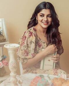 Aparna Balamurali pics: வெய்யோன் சில்லி...! உயிரை கொல்லும் அரக்கி...! அபர்ணா பாலமுரளி புகைப்படங்கள்!