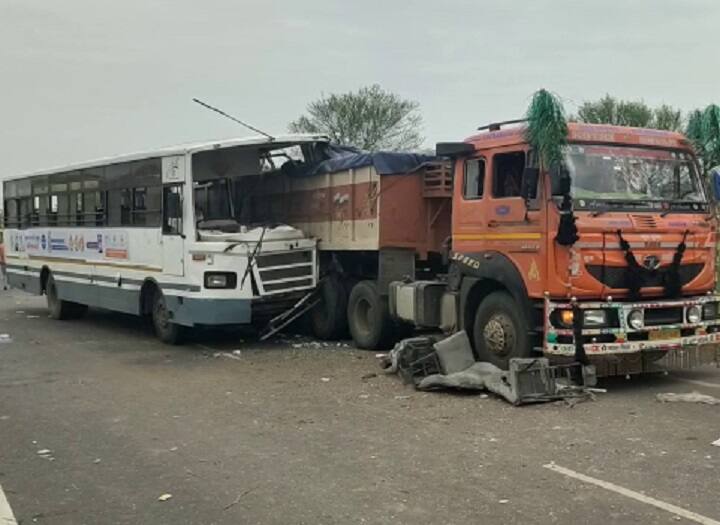 Bus and truck accident on Ahmedabad Indore highway , 30 passengers inured અમદાવાદ-ઇન્દોર હાઈવે પર ટ્રક પાછળ ઘૂસી ગઈ આખી બસ, એક બાજુની આખી સાઇડ ચીરાઇ ગઈ ને...