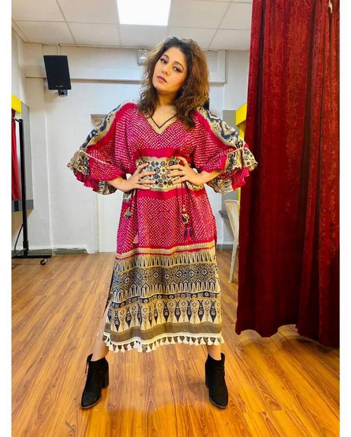 वेस्टर्न युनियन'च्या 'वर्ल्ड ऑफ बेटर' या सामाजिक उपक्रमातून तिला अनेक परदेशी गायकांबरोबर गाण्याची संधी मिळाली आहे.(photo courtesy : @sunidhichauhan5 instagram)