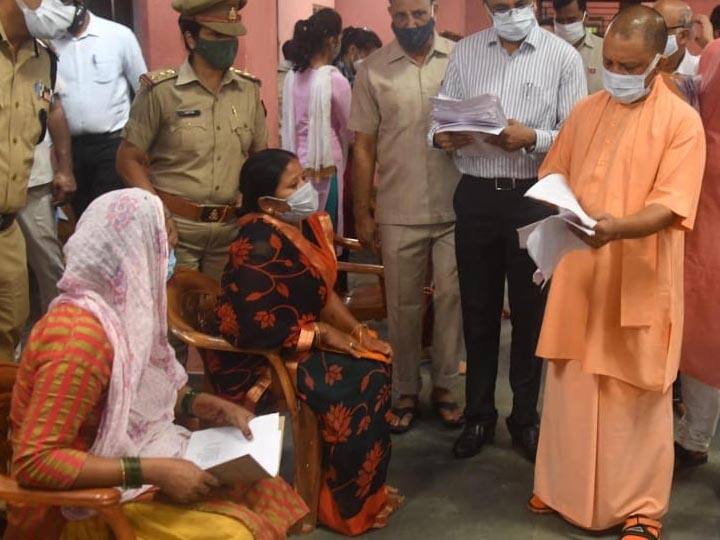 A couple seeks help from CM Yogi Adityanath in Janta Darbar in Gorakhpur ANN सीएम योगी का जनता दरबार, लव मैरिज करने वाले सूरज और रेशमा ने लगाई ये गुहार