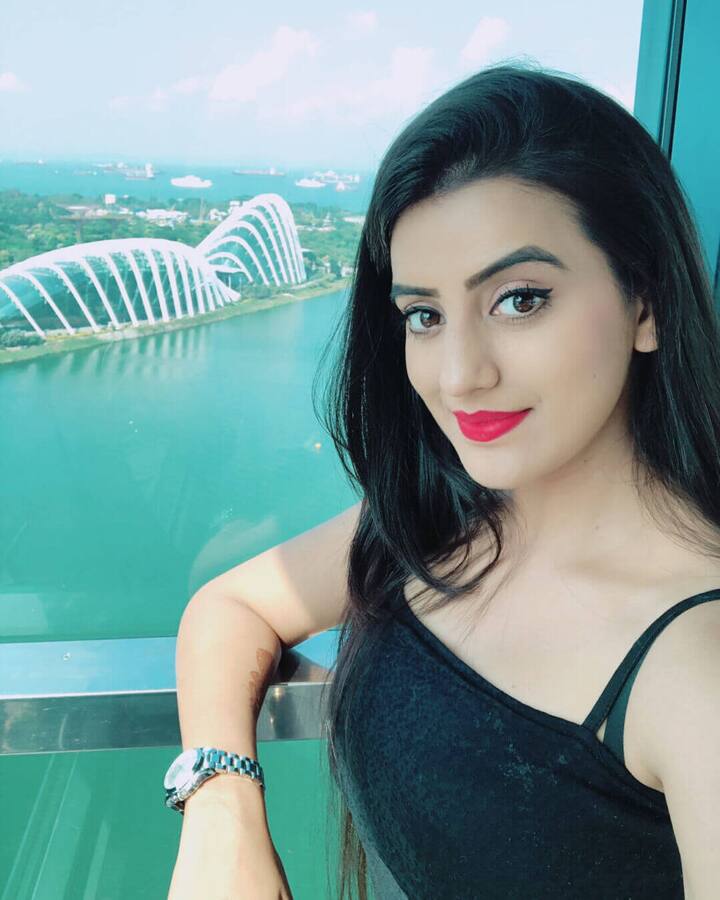 अक्षरा सिंह - भोजपुरी इंडस्ट्री की फेमस स्टार अक्षरा सिंह को मेकर्स हर हफ्ते 1.75 लाख रुपये की मोटी रकम दे रहे हैं.