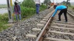Landslide: জঙ্গিপুর ও ফরাক্কার মাঝে রেললাইনে ধস, বন্ধ ট্রেন চলাচল