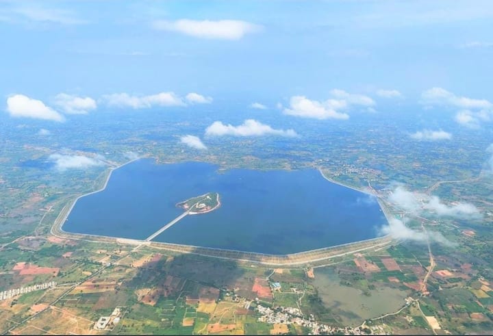 ప్రాజెక్టు చుట్టూ ప‌చ్చద‌నం, నడి మధ్యలో చిన్న దీవి, అక్కడికి వెళ్లేందుకు సన్నటి దారి.. వెరసి ఈ ప్రాంతం ప‌ర్యట‌కుల‌ను విశేషంగా ఆక‌ట్టుకుంటోంది. ఆర్థిక మంత్రి హ‌రీశ్‌ రావు హెలికాప్టర్‌లో ప్రయాణిస్తూ ఈ అద్భుత‌మైన దృశ్యాన్ని తిలకించారు. వీటికి సంబంధించిన ఫోటోలను హ‌రీశ్‌రావు ట్వీట్ చేశారు.