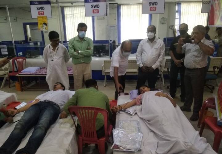 শনিবার সকালে অনুষ্ঠিত হন এই রক্তদান শিবিরষ আসানসোল সাব ডিভিশন হাসপাতালের সহযোগিতায় SBI আসানসোল শাখাতেই রক্তদান শিবিরের আয়োজন করেন SBI আধিকারিকরা।
