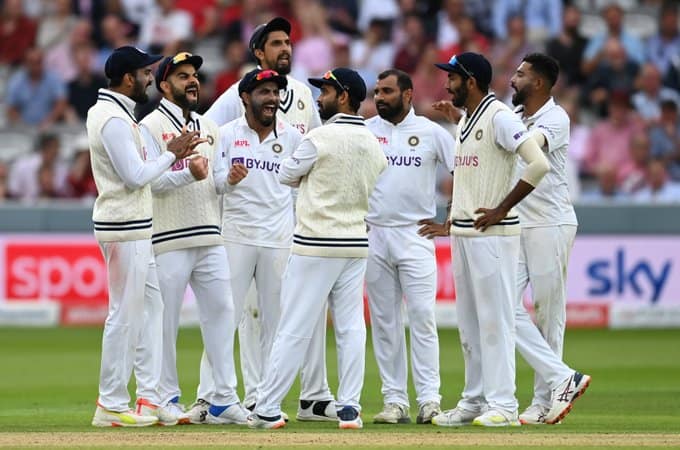 IND vs ENG Fans Throw Champagne Corks at KL Rahul Virat Kohli gets angry IND vs ENG 2nd Test: लॉर्ड्स टेस्ट के तीसरे दिन केएल राहुल पर दर्शकों ने फेंके शैम्पेन के ढक्कन, कोहली ने जताई नाराजगी