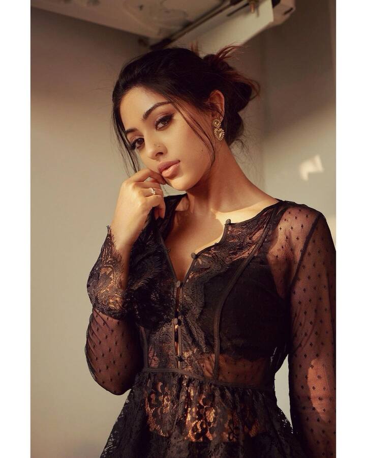 (Courtesy : Instagram) తాజాగా క్లీవేజ్ షో చేస్తూ దిగిన ఫోటోలను ఇన్స్టాగ్రామ్ లో షేర్ చేసింది.