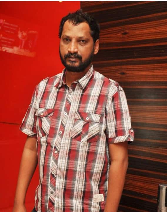 சிறகுகள் உதிர்த்து வெளிவரும் பறவை கூண்டிற்கு விடுதலை.