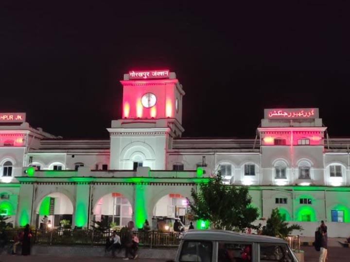 Independence Day 2021 Gorakhpur railway station and Ghevar in hues of the tricolour Independence Day 2021: स्वतंत्रता दिवस के अलग रंग, कहीं तिरंगे वाला घेवर तो कहीं रोशनी में नहाया रेलवे स्टेशन, देखें तस्वीरें