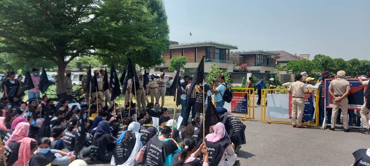 ਨਵਜੋਤ ਸਿੱਧੂ ਦੇ ਘਰ ਦੇ ਬਾਹਰ ਦੋ ਸਮੂਹਾਂ ਵਲੋਂ ਧਰਨਾ ਕੀਤਾ ਜਾ ਰਿਹਾ ਹੈ।