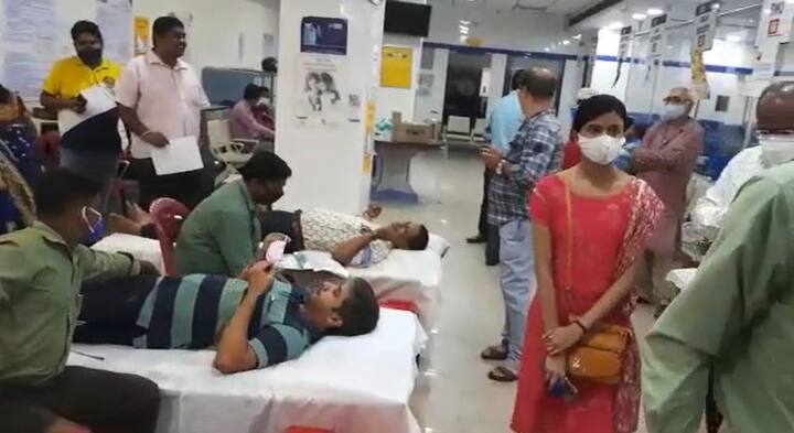 শুধু আধিকারিক বা তাদের পরিবারের লোকেরাই নন, এদিন রক্তদান করলেন বেশ কয়েকজন গ্রাহকও। কয়েকজন পুলিশকর্মী ও আধিকারিকরাও শিবিরে অংশ নিয়ে অন্যদের উৎসাহিত করেন।