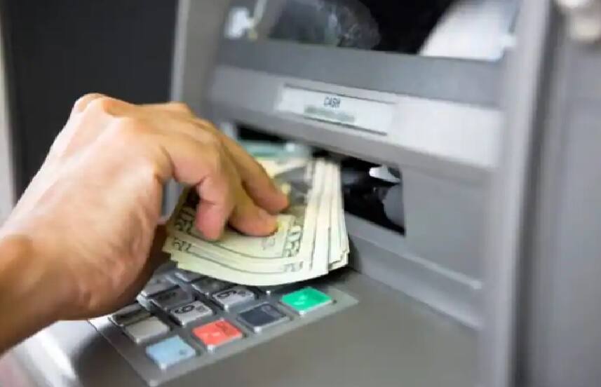 ATM withdrawal limit: কোন ATM - এ দৈনিক তুলতে পারবেন কত টাকা Know ATM withdrawal limit of sbi icici hdfc pnb atm cards how much do they charge after free monthly limit ATM withdrawal limit: কোন ATM - এ দৈনিক তুলতে পারবেন কত টাকা