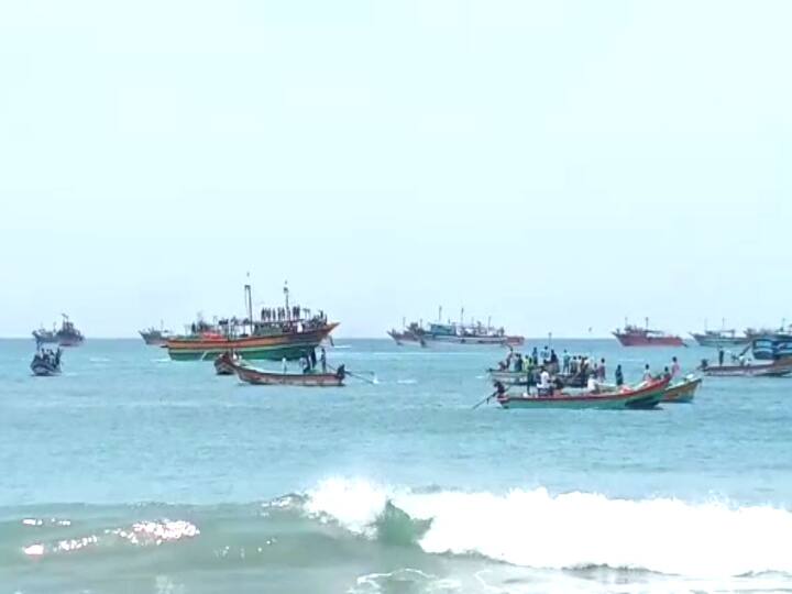 தடை செய்யப்பட்ட வலையை பயன்படுத்துவது தொடர்பாக மீனவர்களிடையே மோதல்! Conflict between fishermen at sea! தடை செய்யப்பட்ட வலையை பயன்படுத்துவது தொடர்பாக மீனவர்களிடையே மோதல்!