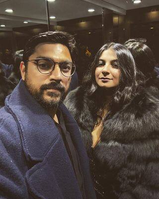 एक्ट्रेस सोनम कपूर की छोटी बहन रिया कपूर ने फिल्मी दुनिया से भले ही दूर हो लेकिन उनकी लाइफ भी किसी एक्ट्रेस से कम लग्जरी नहीं है. रिया 33 साल की हैं. और सोशल मीडिया पर काफी एक्टिव रहती हैं.