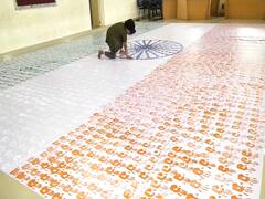 கையை சாயத்தில் நனைத்து மூவர்ண தேசிய கொடியை ஓவியம் வரைந்து மாணவர் சாதனை!
