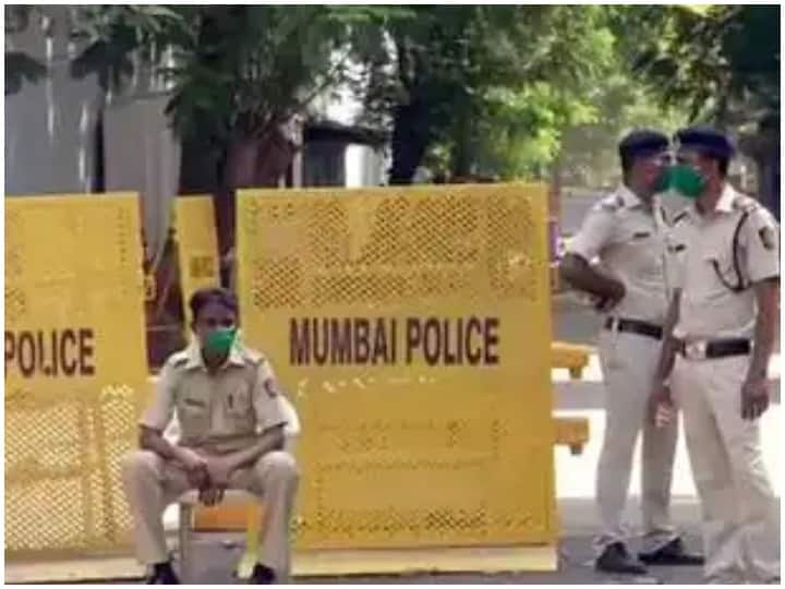 mumbai police receive threat call person said some people are making bombs and ready to attack maharashtra marathi news Mumbai Police Threat Call : मुंबईवर दहशतवादी हल्ल्याचं सावट! पोलिसांना धमकीचा फोन, यंत्रणा अलर्ट मोडवर