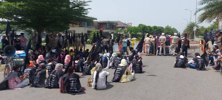 ਨਵਜੋਤ ਸਿੱਧੂ ਦੇ ਘਰ ਦੇ ਬਾਹਰ ਇੱਕ ਧਰਨਾ ਸਮੂਹ ਪੰਜਾਬ ਦੇ ਮੈਰੀਟੋਰੀਅਸ ਸਕੂਲਾਂ ਦੇ ਅਧਿਆਪਕ ਸਿੱਖਿਆ ਵਿਭਾਗ 'ਚ ਰੈਗੂਲਰ ਕਰਨ ਦੀ ਮੰਗ ਬਾਬਤ ਅੱਤ ਦੀ ਗਰਮੀ 'ਚ ਪ੍ਰਦਰਸ਼ਨ ਕਰ ਰਹੇ ਹਨ।