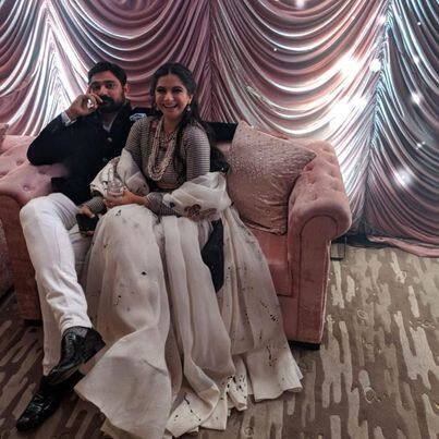 भले ही दोनों ने अपने रिश्ते को मीडिया के सामने ऑफिशियल ना किया हो लेकिन ये कपल अक्सर सोशल मीडिया पर साथ में तस्वीरें शेयर करता रहा हैं. और फैन्स क सामने खुलकर एक- दूसरे के लिए अपने प्यार का इजहार भी कर चुके हैं.