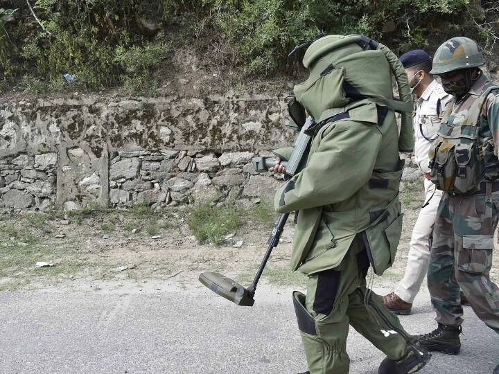 Jammu Kashmir Kishtwar explosive defused by security forces four terrorists arrested J&K: 15 अगस्त से पहले किश्तवाड़ में बड़ी साजिश नाकाम, सड़क पर मिले विस्फोटक को सुरक्षाबलों ने निष्क्रिय किया, चार आतंकी गिरफ्तार