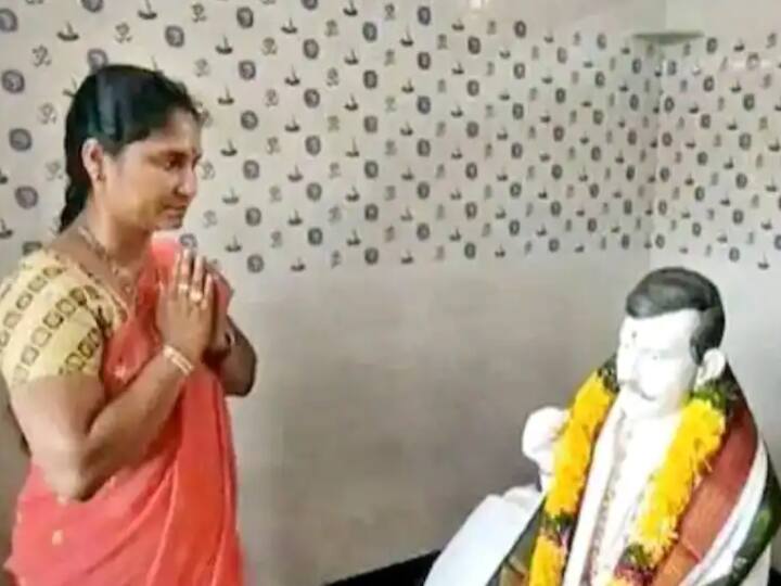 andhra pradesh wife builds temple for dead husband offers prayers இறந்த கணவருக்காக கோயில் கட்டிய மனைவி; ஆந்திராவில் ஒரு நெகிழ்ச்சி சம்பவம்..!