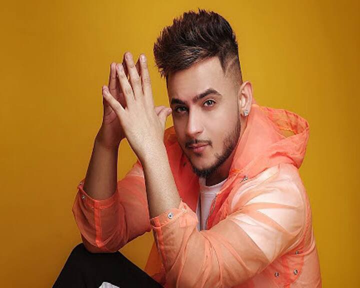 मिंलिंद गाबा – पंजाब के जाने-माने सिंगर मिलिंद गाबा को मेकर्स हर हफ्ते 1.75 लाख रुपये बतौर फीस दे रहे हैं.