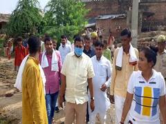 इटावा: बाढ़ प्रभावित इलाकों का सासंद रामशंकर कठेरिया ने किया दौरा, ग्रामीणों से बातचीत कर नुकसान के बारे में जाना