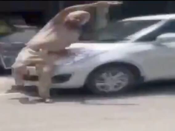 पटियाला में सिक्योरिटी चेकिंग के दौरान पुलिसकर्मी को कार से कुचलने की कोशिश | देखें चौंकाने वाला वीडियो पटियाला में सिक्योरिटी चेकिंग के दौरान पुलिसकर्मी को कार से कुचलने की कोशिश | देखें चौंकाने वाला वीडियो