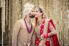 Sonam Kapoor Wedding Lehanga: मध्य प्रदेश में बना कपड़ा, अहमदाबाद में हुई थी एम्ब्रोइडरी, सोने-चांदी के तारों से जड़े लहंगे की कीमत उड़ा देगी होश
