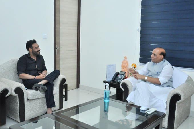 Ajay Devgan has a special meeting with Defense Minister Rajnath Singh  रक्षा मंत्री राजनाथ सिंह से की अजय देवगन ने खास मुलाकात, तस्वीरों को शेयर कर कहा ये