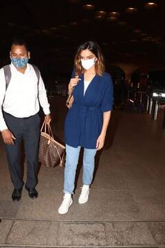 Spotted: कैजुअल लुक में एयरपोर्ट पर दिखीं बॉलीवुड की 'मस्तानी' दीपिका पादुकोण, ब्लू कोट और व्हाइट शूज में दिखाया कूल अवतार